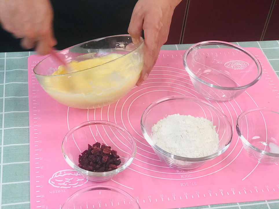 跟著唐人老師學做:美式蔓越莓餅干(圖2) image004.png