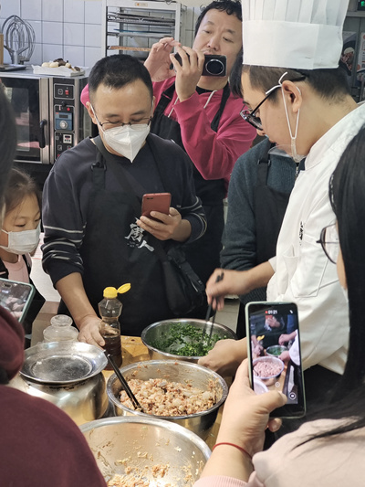 北京唐人美食培訓學校開展“迎冬至包餃子”活動。(圖2) 5c20f0fc5ea1dc56d344bd245c5dd4b.jpg