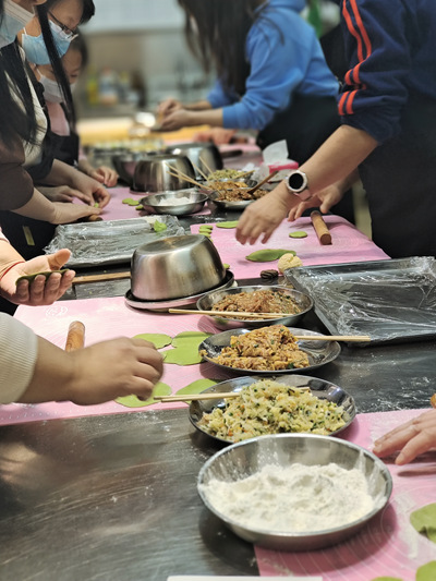 北京唐人美食培訓學校開展“迎冬至包餃子”活動。(圖3) fbdc5a7d67ca1592345886d73c2ea02.jpg