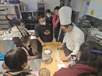 北京唐人美食培訓學校開展“迎冬至包餃子”活動。(圖5) 17c01d06f2b30cb75a48e46ac0ad630.jpg