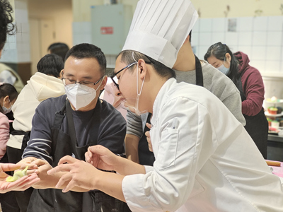 北京唐人美食培訓學校開展“迎冬至包餃子”活動。(圖6) 89d73d28268a6749473750221c781aa.jpg