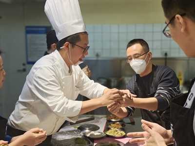 北京唐人美食培訓學校開展“迎冬至包餃子”活動。(圖9) d947305a1fb30ea22480d4bbc556f66.jpg