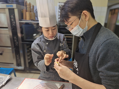 北京唐人美食培訓學校開展“迎冬至包餃子”活動。(圖10) f705ef13bd77804f86776239e3eb1be.jpg