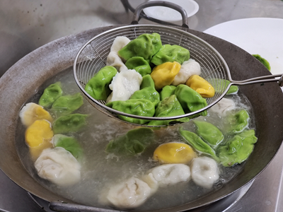 北京唐人美食培訓學校開展“迎冬至包餃子”活動。(圖11) 4192bad5ddb4ae466c4d4ba746b3ea2.jpg