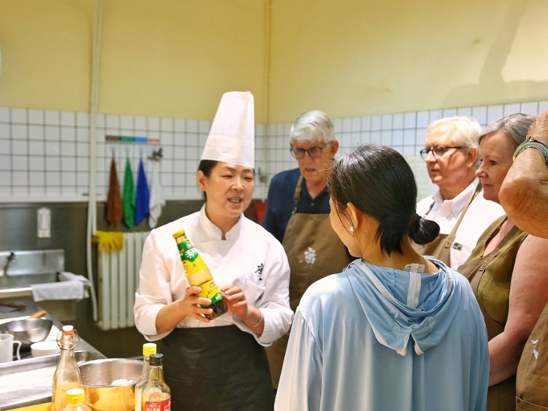 外國人學習包餃子