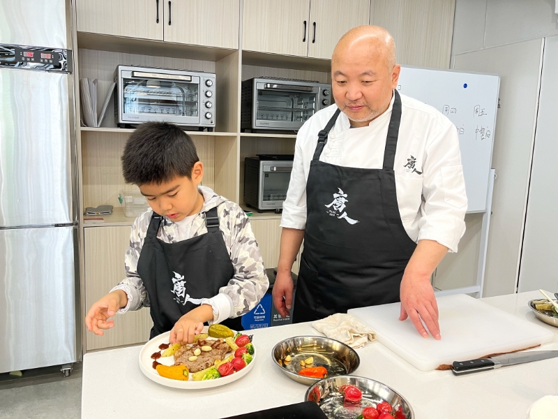 小朋友學習制作牛排